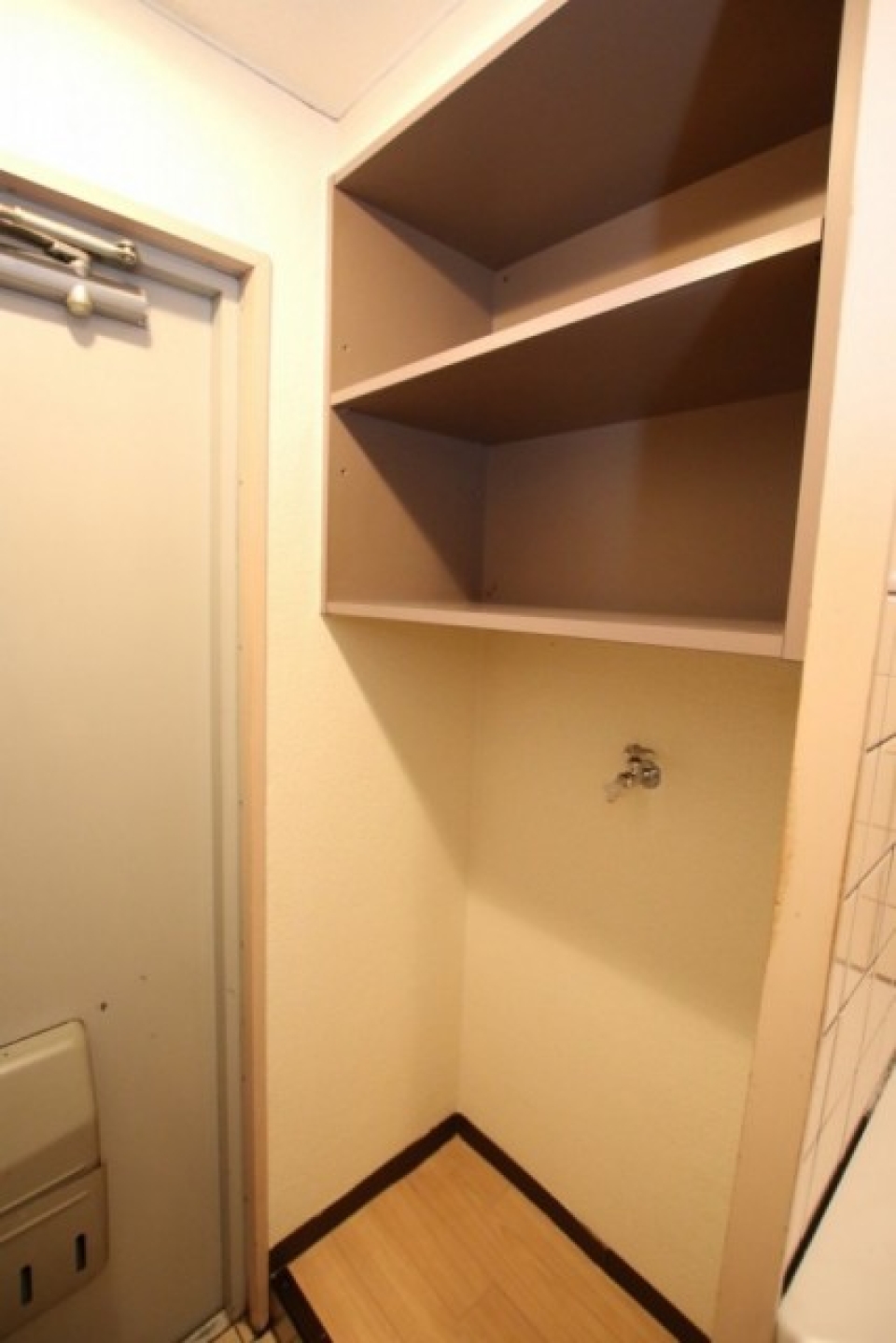 玄関入ってすぐに洗濯機置き場。