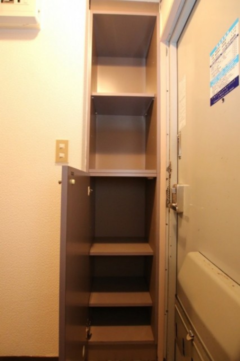 洗濯機スペースの対面にあるシューズBOX。