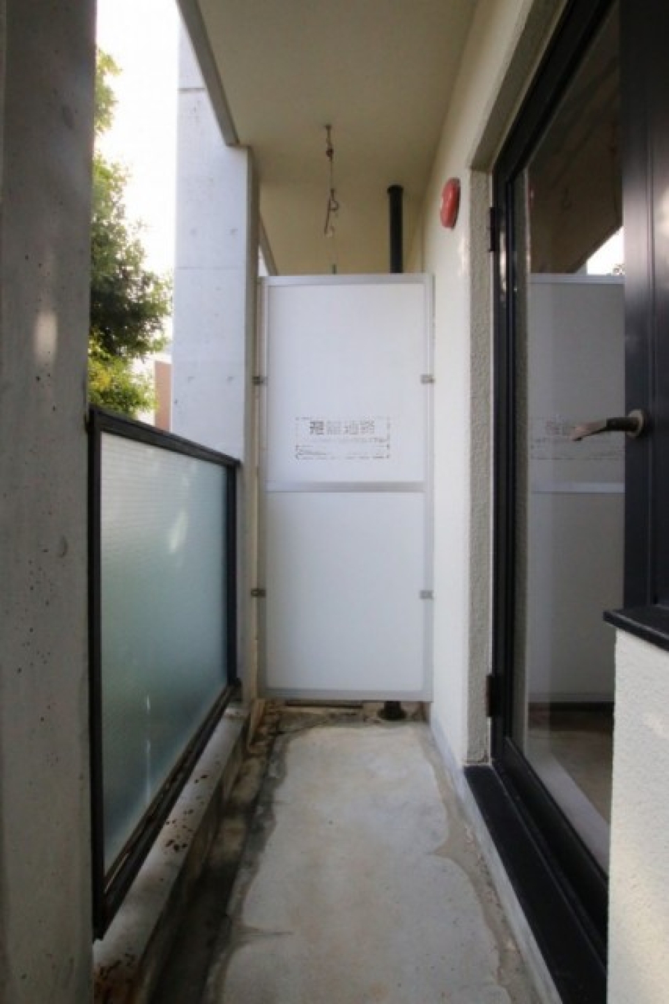 バルコニーの様子。物干し掛けがかなり古い。