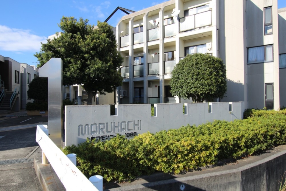 バブル末期に建てられた洒落た外観姿。