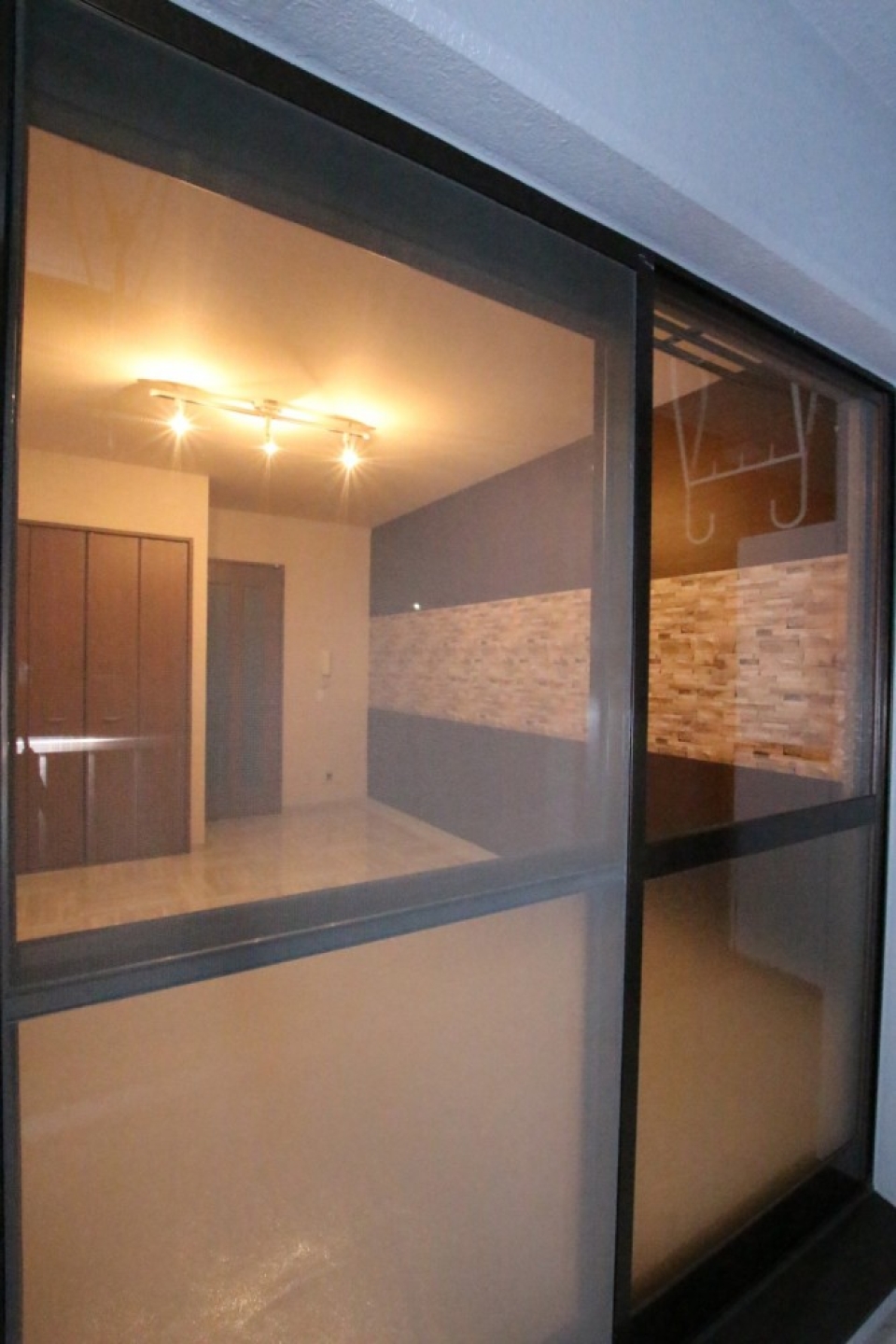 バルコニーから見るお部屋。