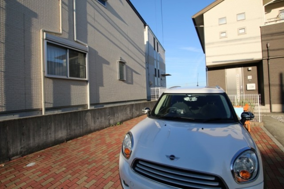 駐車スペース。奥がお家です。