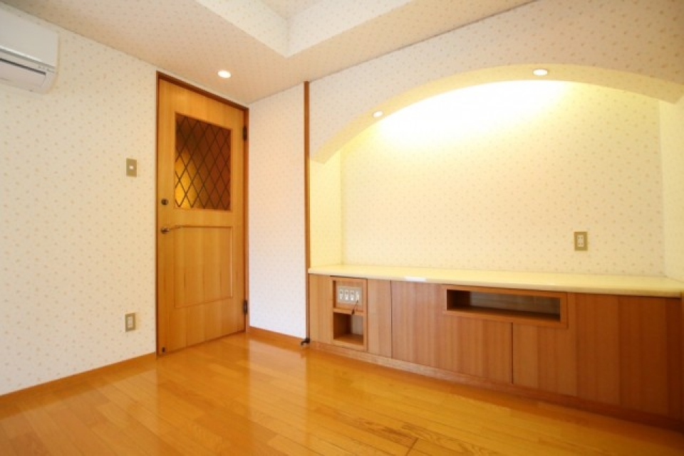 LDKが豪華過ぎるのでシンプルに見えてしまう5.5帖の洋室。行燈があります(