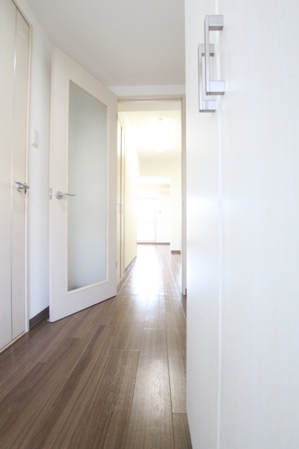 玄関から廊下を通って扉を開けて、お部屋に入ります。