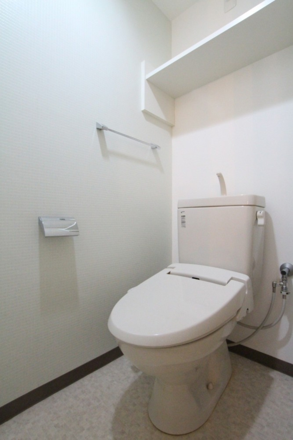 トイレはシャワートイレ付き。