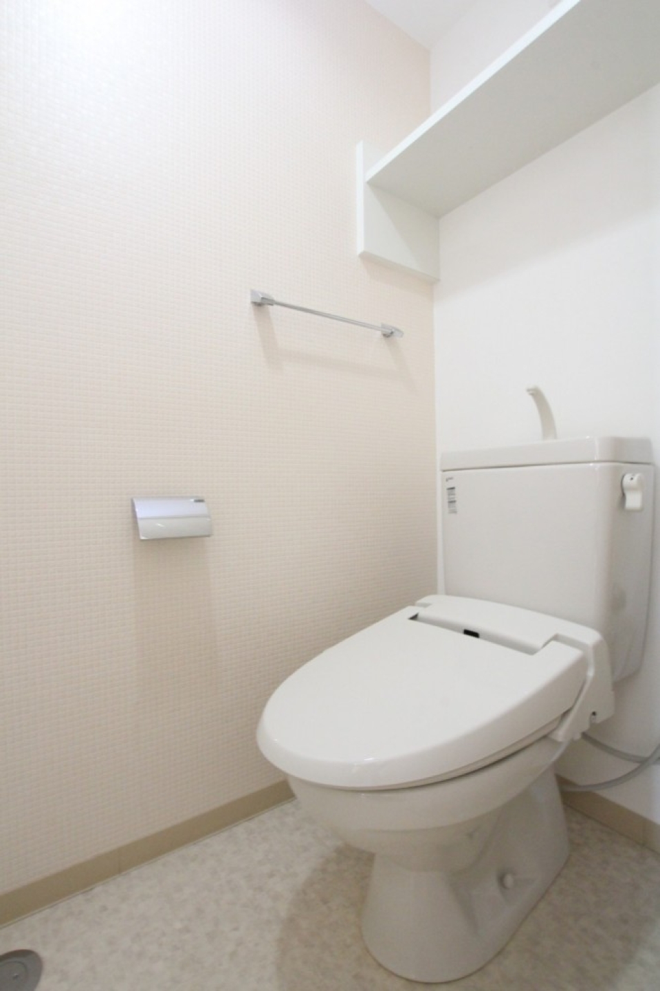 トイレの上に棚があると便利。