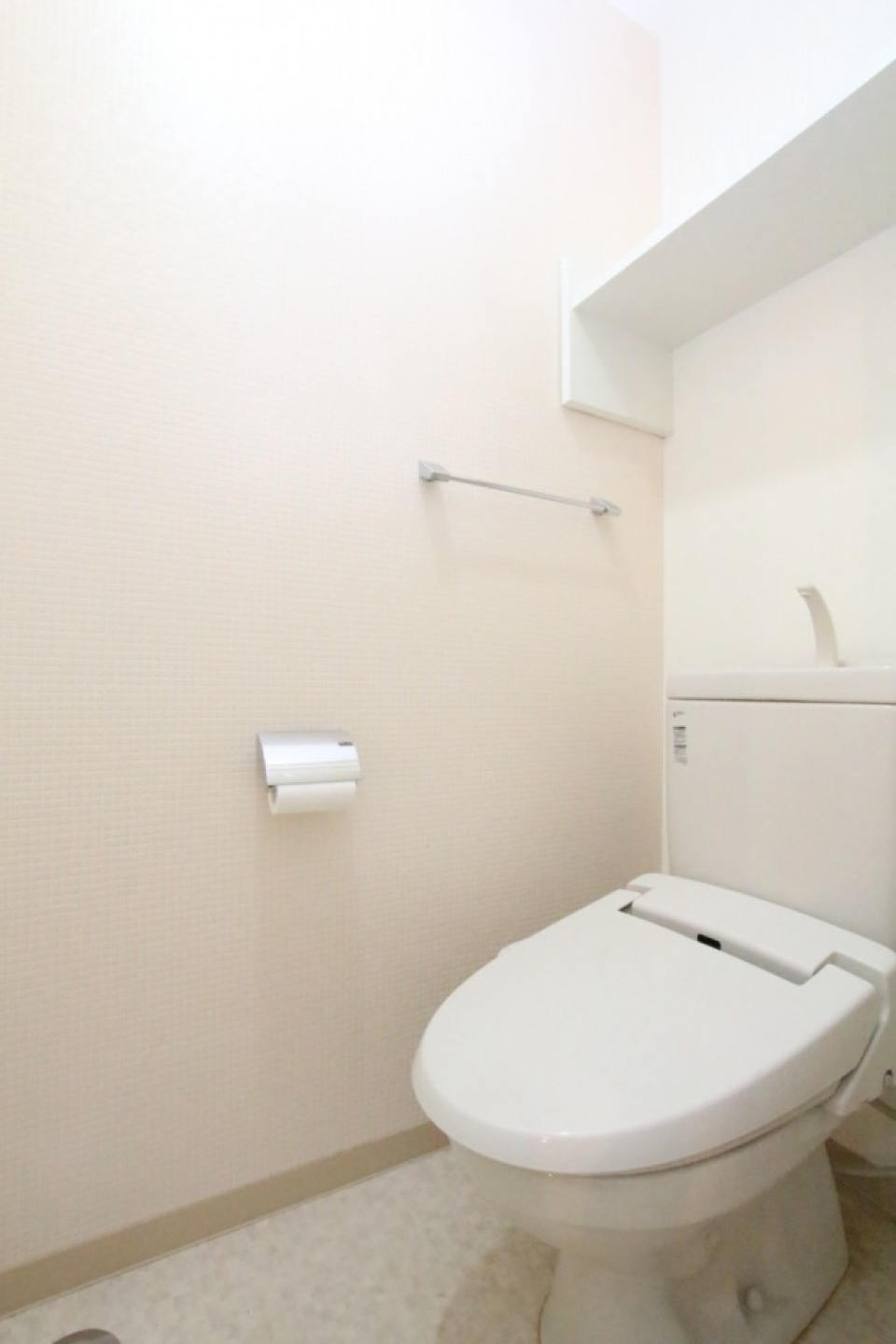 トイレはシャワートイレ付き。