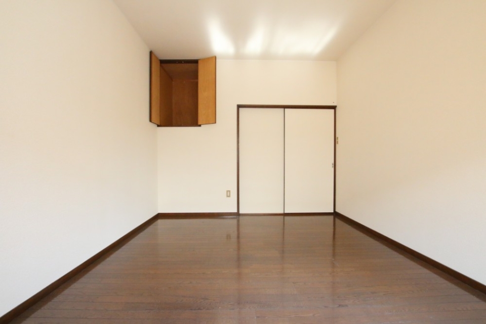 ずいぶん高い所に収納があります。床から145㎝あったので背の低い方は苦労します。