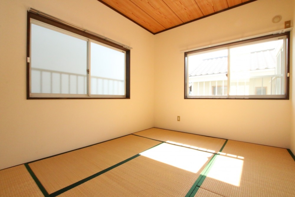 計３つの腰窓で明るさを確保。