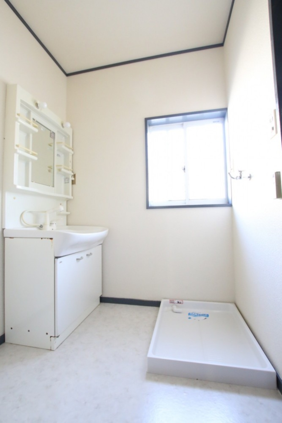 １階に戻ってサニタリースペース。トイレは別部屋でシャワートイレです。