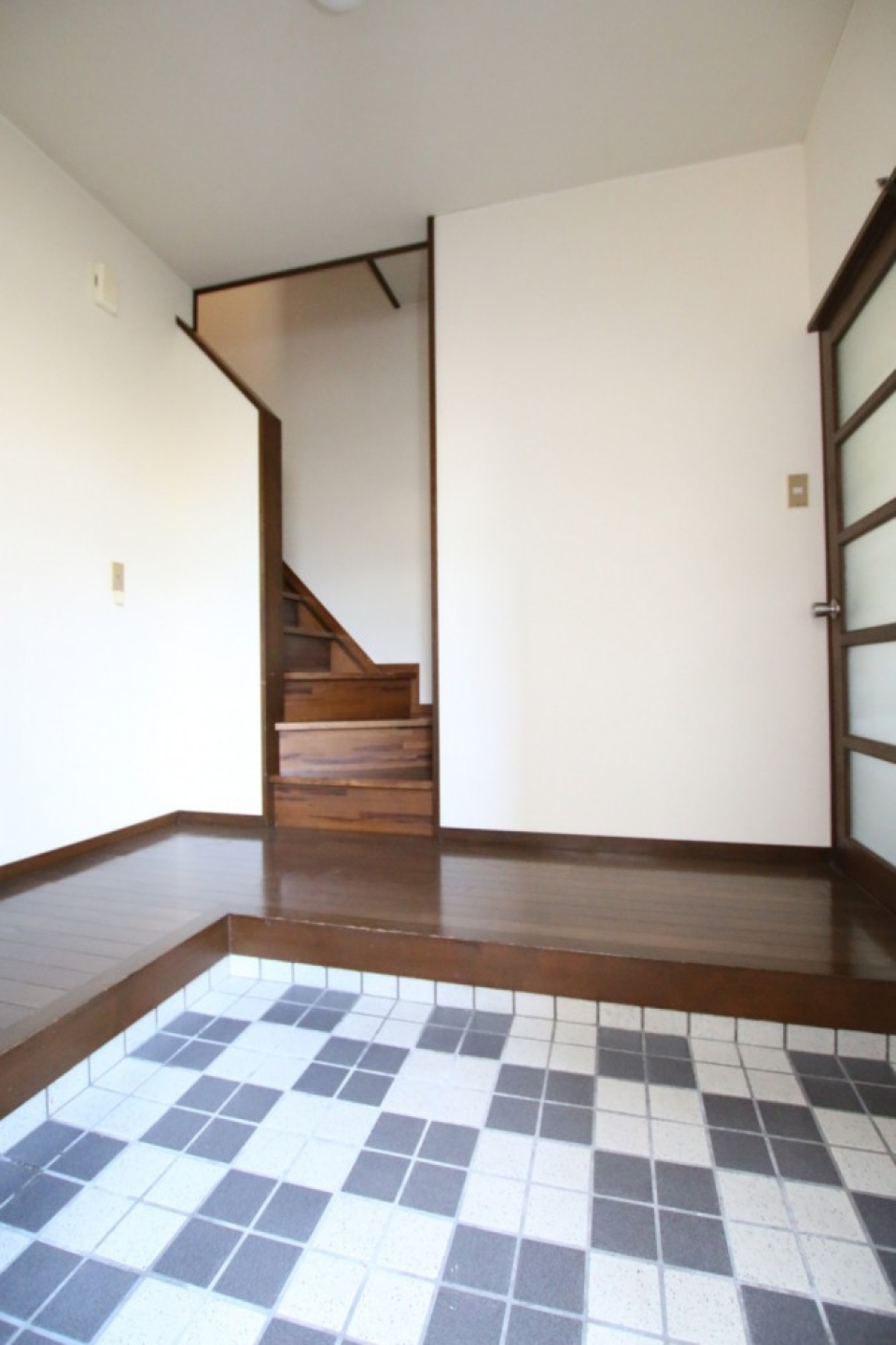 戸建てなのでもちろん玄関は広いですが、シューズBOXなどの収納はありません。