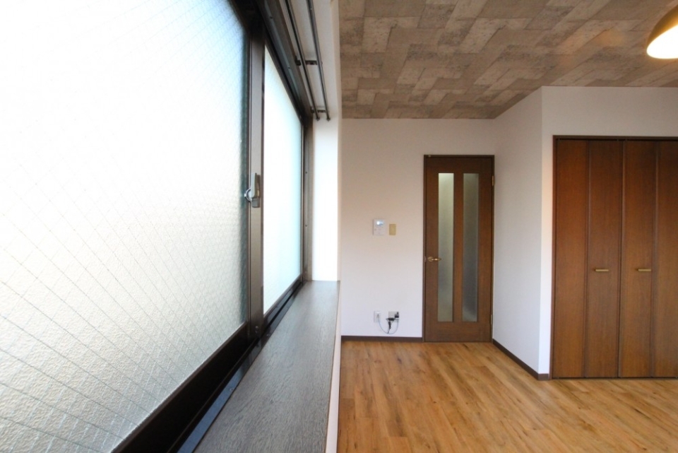 角部屋の特権、＋αの窓が部屋に光を取り入れる。
