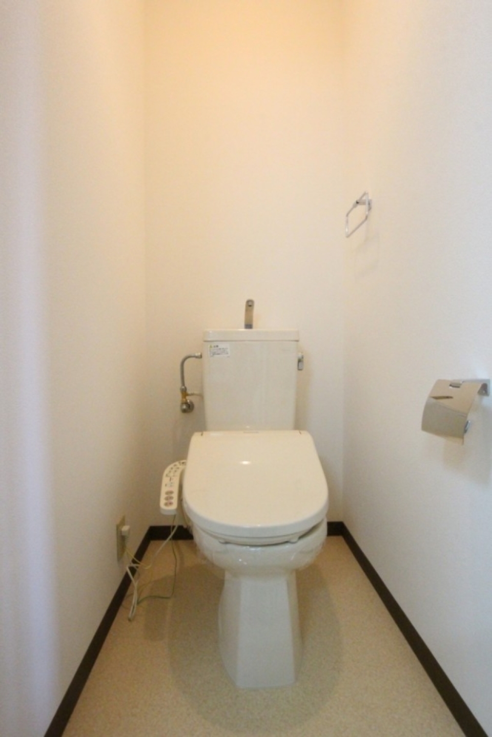 トイレはシャワートイレ付き。