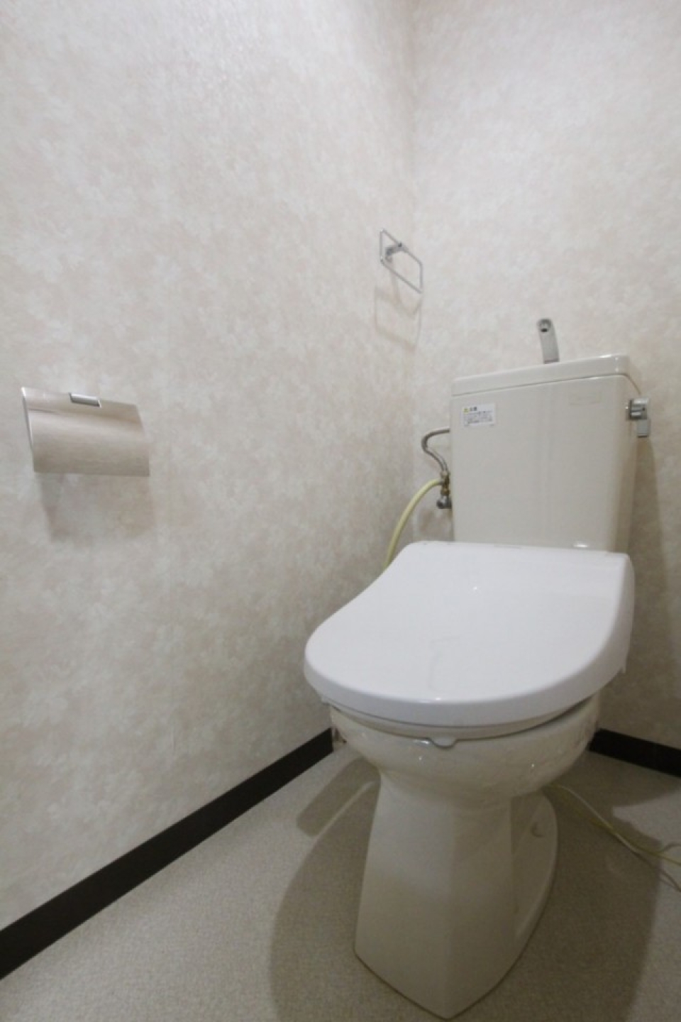 トイレはシャワートイレ付き。