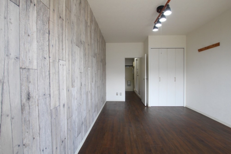 建具も一新されており築年数を感じさせない内装。