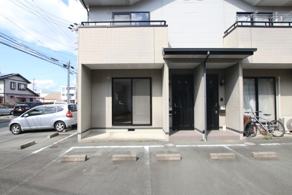 1つの建物に2世帯のみです。庭はありません。
