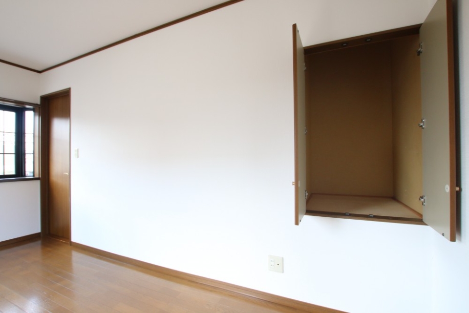 収納小っちゃ！床まで伸ばしてくれても・・・