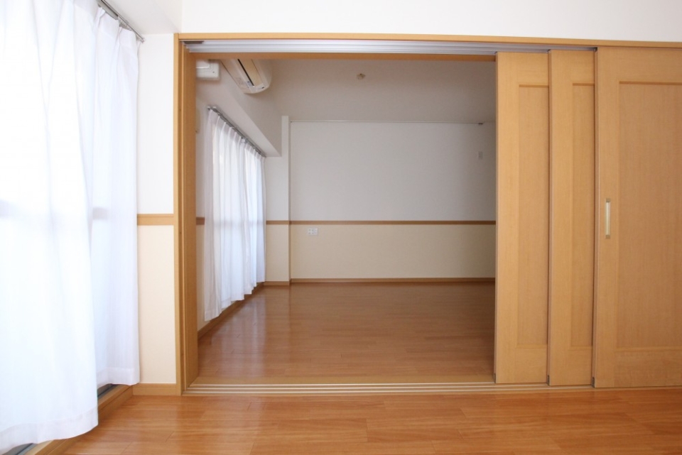 引き戸を全開にすると洋室とリビングが開放的です