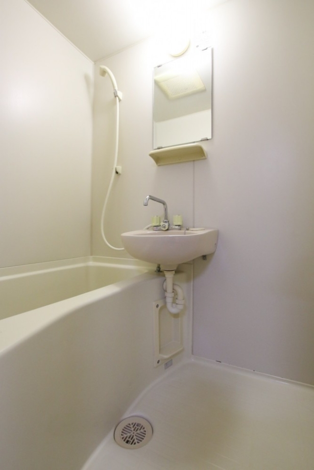 ユニットバス。トイレが別だけ良しとしましょう。