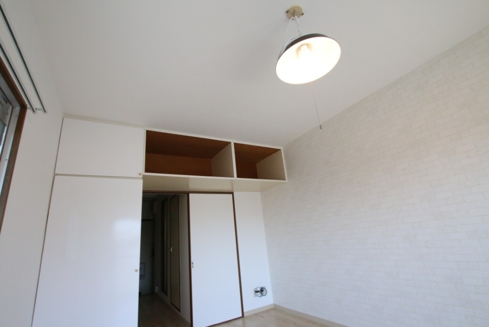 白基調のお部屋に黒のペンダントライトのアクセント。