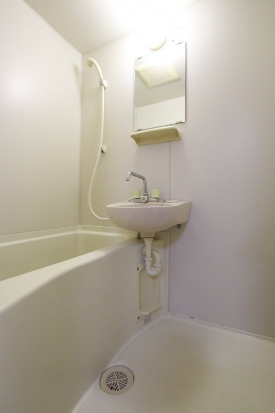 ユニットバス。トイレが別だけ良しとしましょう。