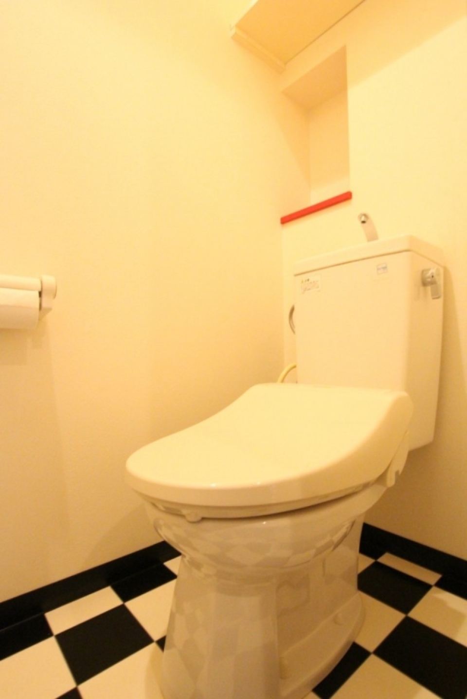 トイレはシャワートイレ付です。