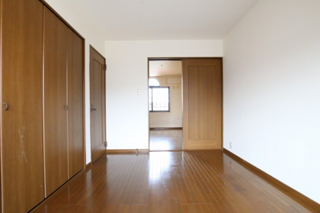 2階へ。南側と北側で洋室が2部屋並ぶ。