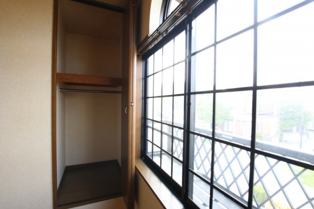 窓の横に小さな収納。