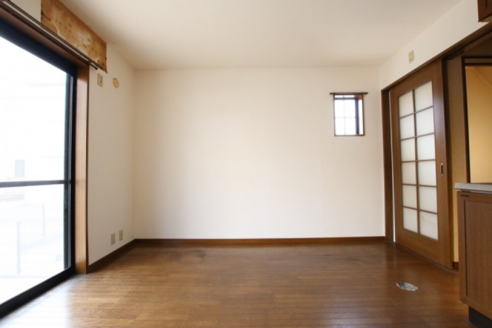 小さいですが角部屋の採光窓も。アクセントとしてGood！
