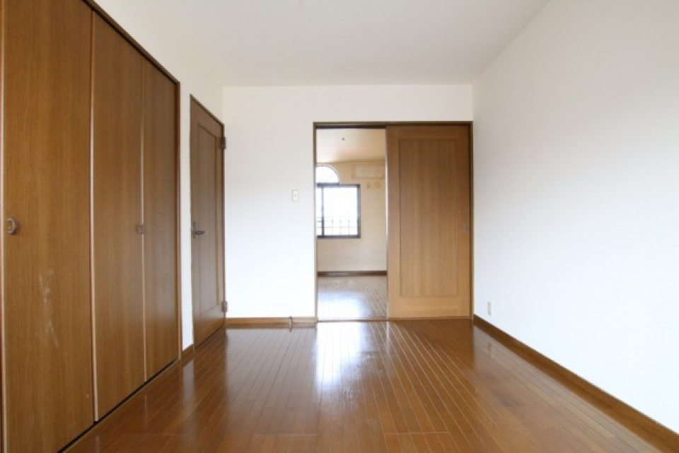 2階へ。南側と北側で洋室が2部屋並ぶ。