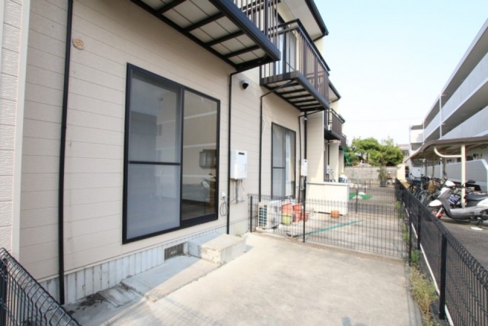 庭があります。コンクリートのみの地面。