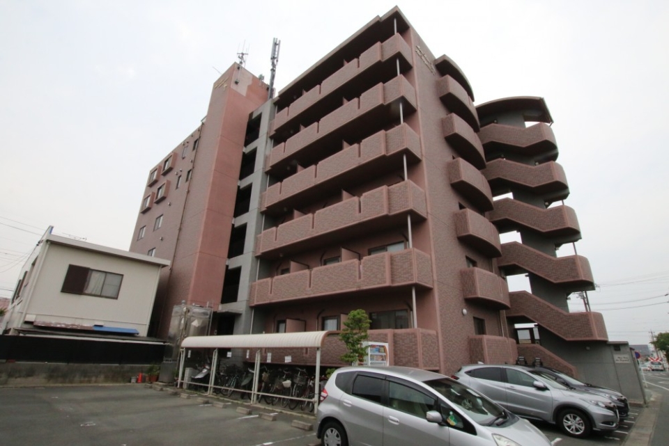 この建物の6階。エントランスはオートロックになっています。