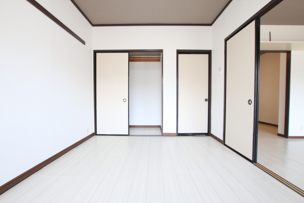 6畳の洋室には収納があります。