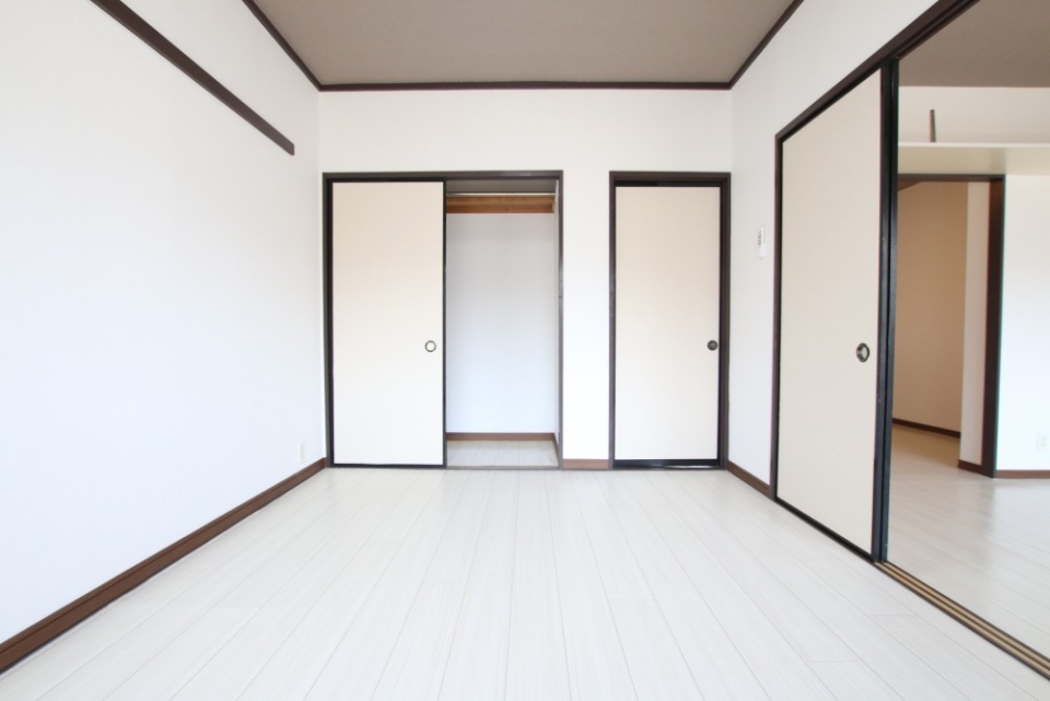 6畳の洋室には収納があります。