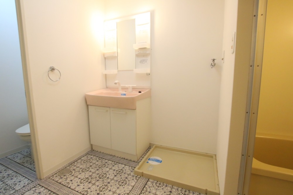 洗面脱衣室の両脇にトイレと浴室が並んでます。