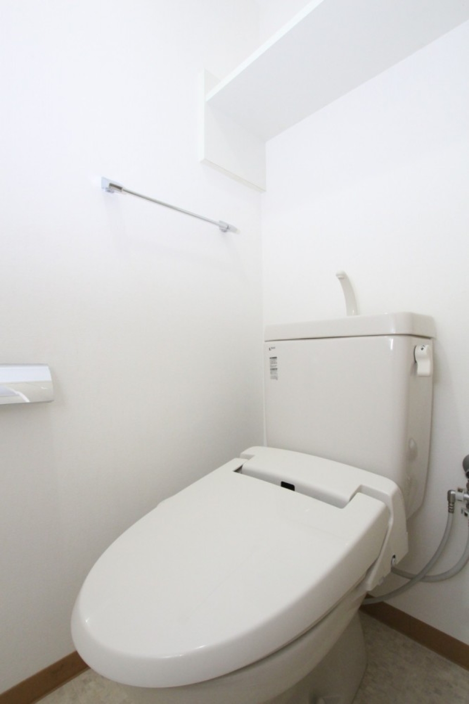 トイレはシャワートイレ付き。