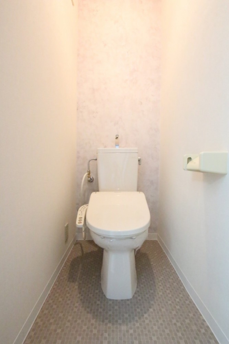 トイレはシャワートイレ付き。