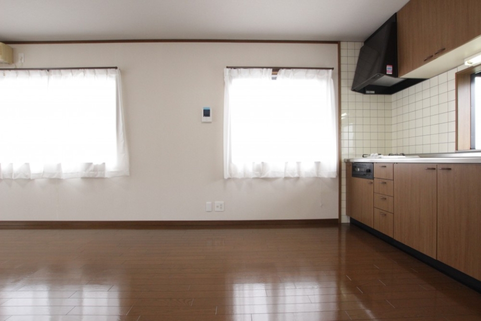 LDKは12帖とそこまで広くはないけど壁付きキッチンで広く感じます。