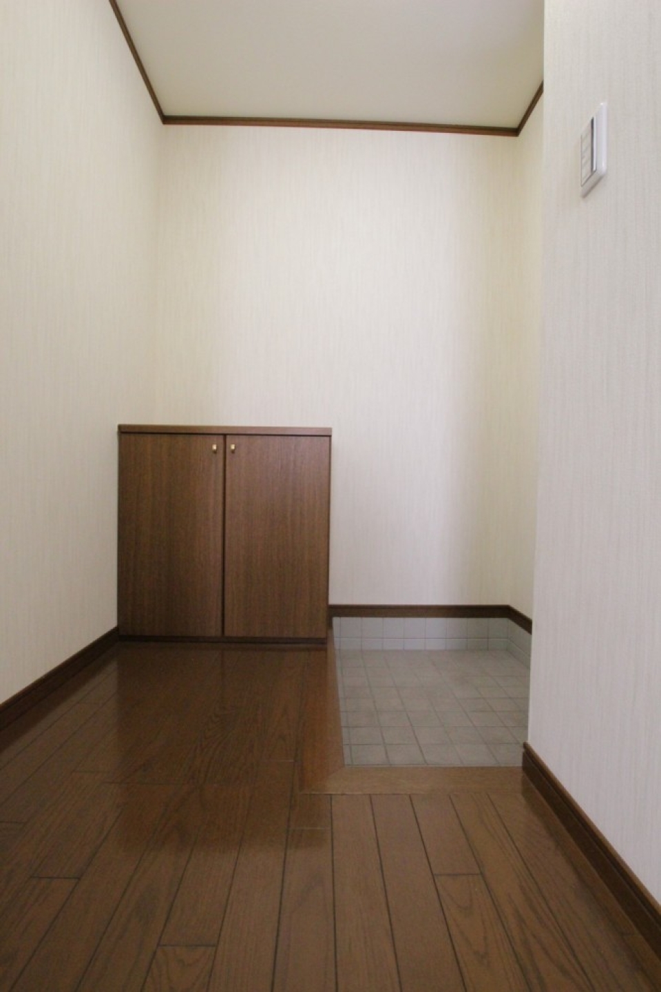 シンプルながら広めに取られた玄関回り。