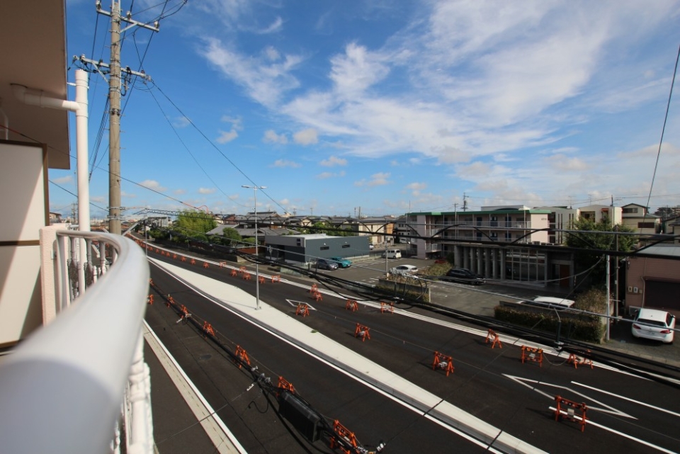 目の前の道路が完成すればイオン市野までは一本道。