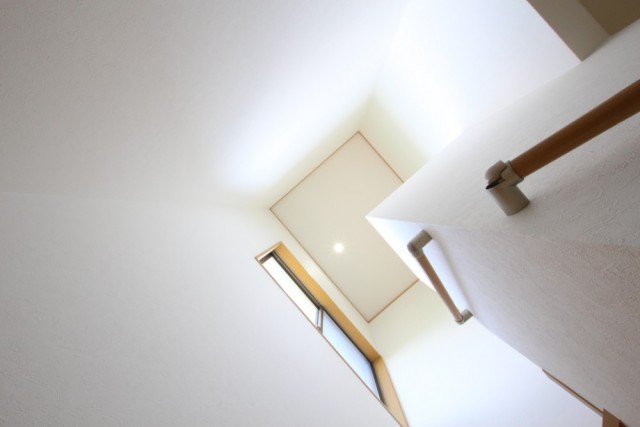 白い内装で室内は明るい。