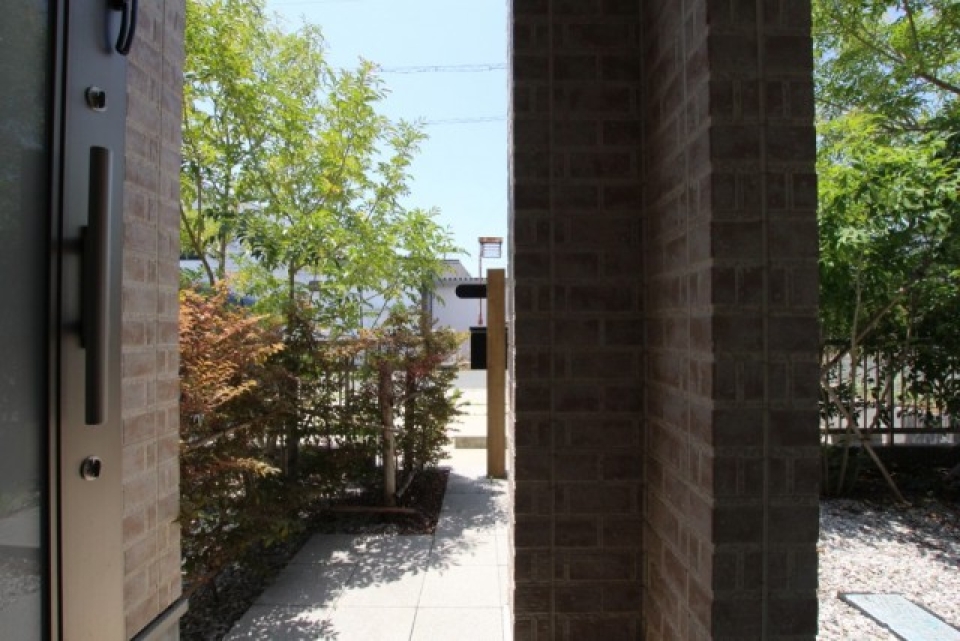 玄関から庭を見てみた、まさに戸建風。