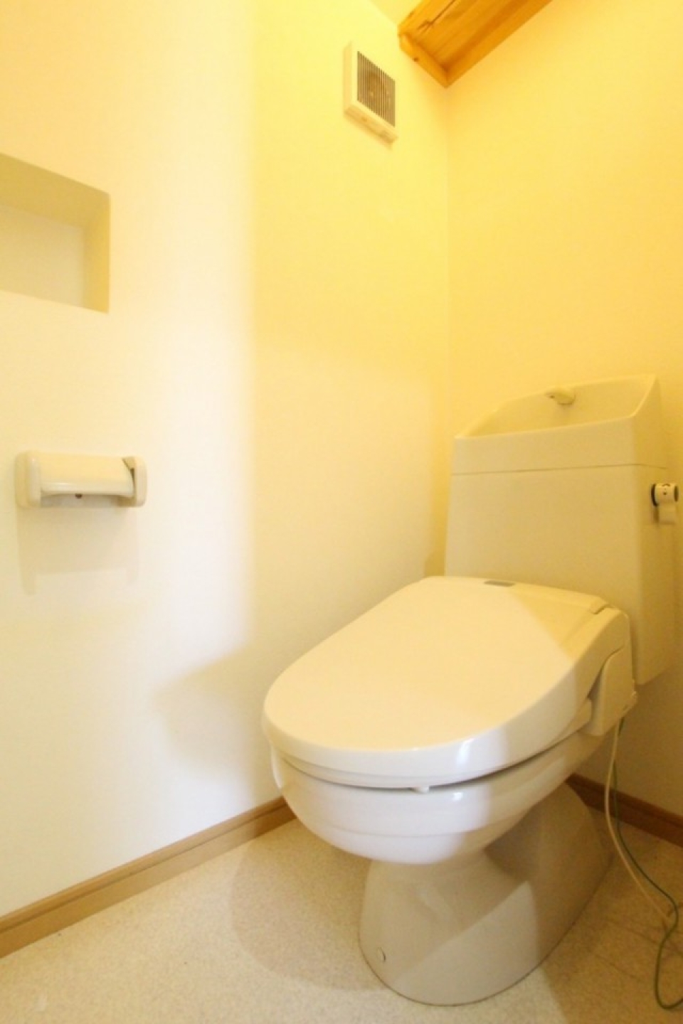 トイレはシャワートイレ付き。