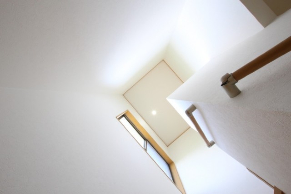 白い内装で室内は明るい。