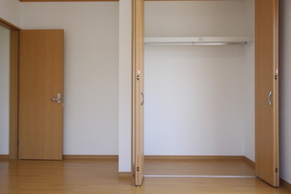 天井高まである収納はクローゼットタイプ。