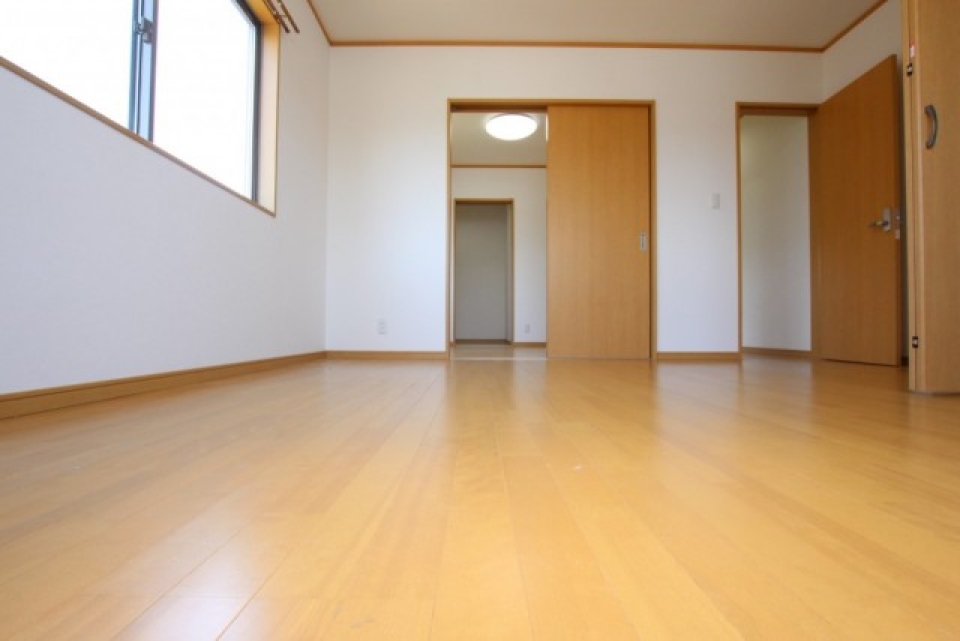2つ続きの洋間、さらに奥にウォークイン収納。