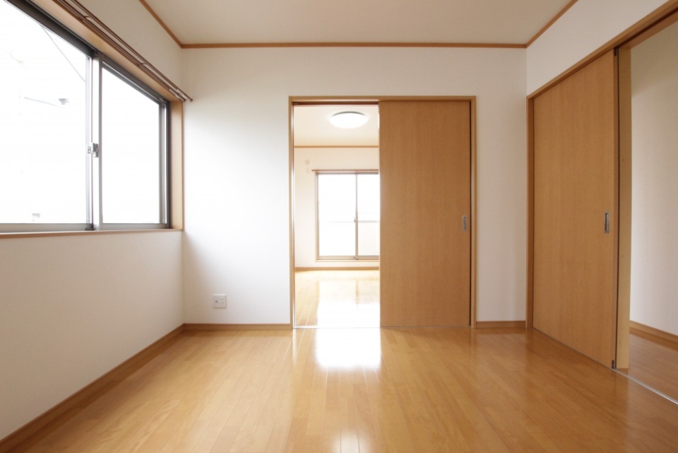 もう一つの寝室です。メインの寝室と引き戸で仕切られています。