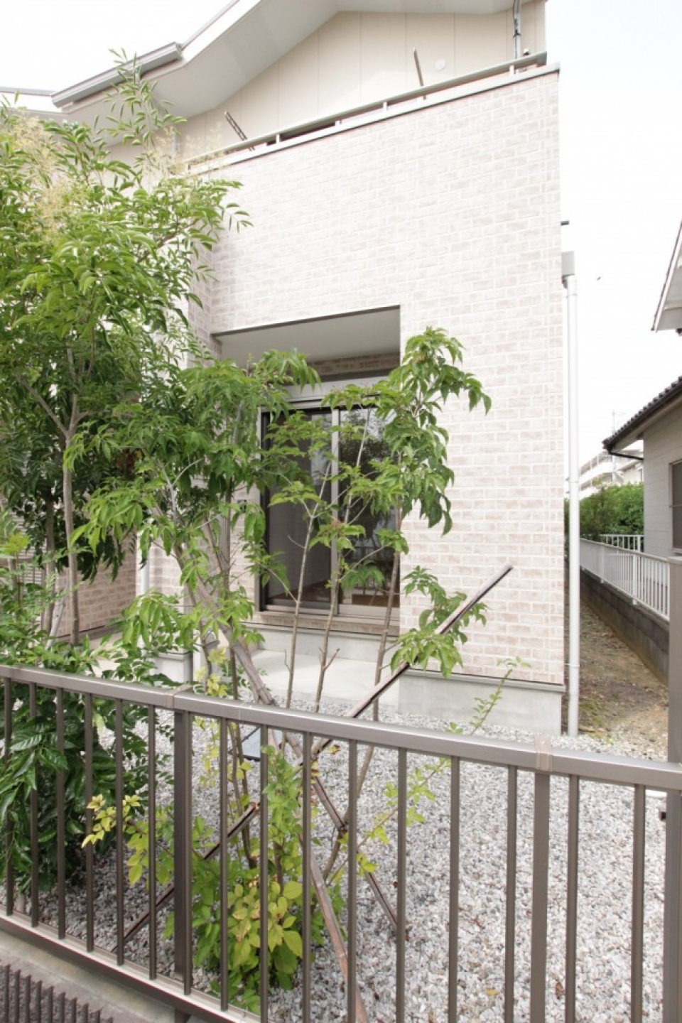 駐車場からみた専用庭には、植樹されています。