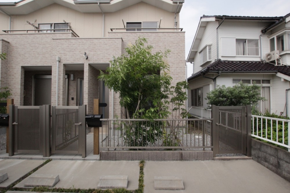 駐車場と専用庭は、柵があります。小さなお子様の飛び出しを防止してくれます。