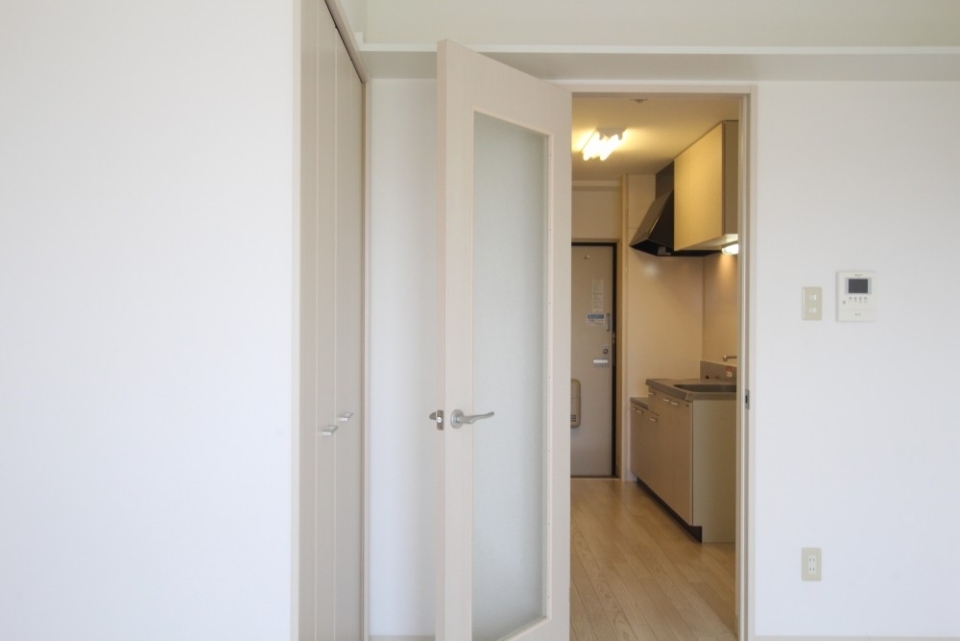 メインのお部屋からキッチンをみたアングル。